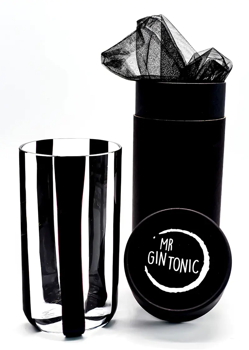 Bicchiere di gin tonic cocktail decorata con il cetriolo a bat